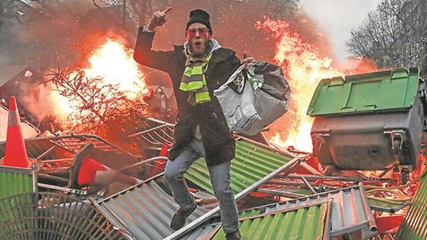 Los ‘chalecos amarillos’ siguen en las calles retando a Macron