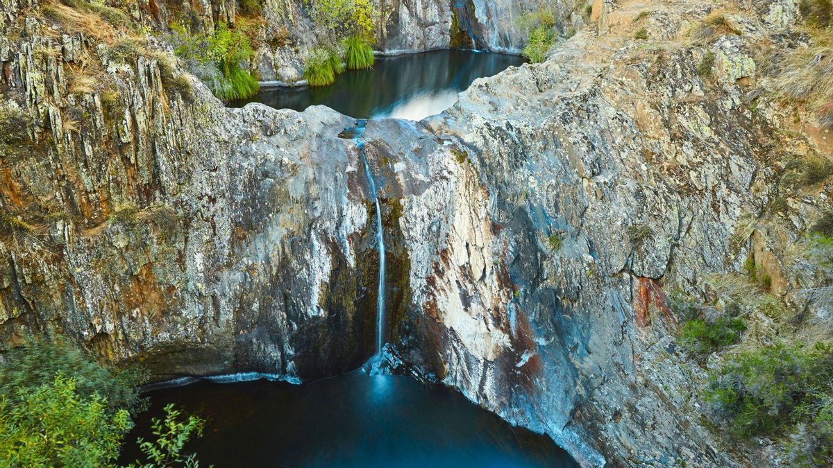 La ruta de senderismo más bonita del verano está en Guadalajara: atraviesa pueblos negros, una cascada y un molino con historia