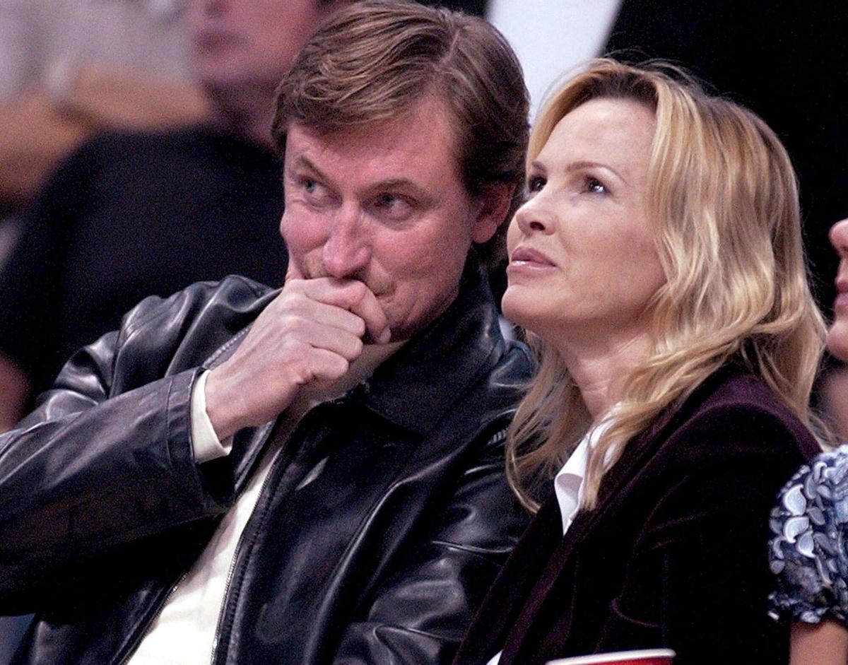 THX10. FENIX (ESTADOS UNIDOS), La actriz Janet Jones (dcha.), esposa del mejor jugador de hockey y entrenador del equipo de hockey los Coyotes de Fénix, Wayne Gretzky (izqda.), mira el partido entre los Suns de Fénix y los Lakers de Los Angeles en el pabellón del US Airways de Fénix, Arizona, Estados Unidos, hoy viernes 7 de abril. En febrero de 2006, Jones y media docena de jugadores de hockey se vieron implicados en un escándalo con una red de apuestas de deportes, que financiaba el entrenador asistente de los Coyotes de Fénix, Rick Tocchet. EFE/Tom Hood. HORIZONTAL