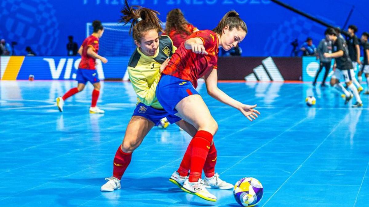 Martita protege el balón durante un entrenamiento. |  RFEF