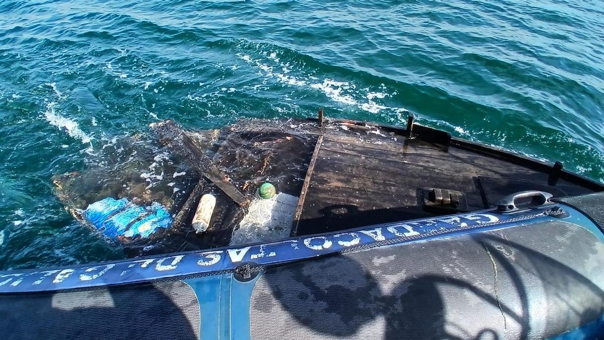 La dorna que fue arrollada por la planeadora siendo remolcada por Gardacostas de Galicia.