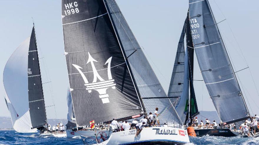 El Maserati de Fernando León navega, ayer, en las aguas de Palma.