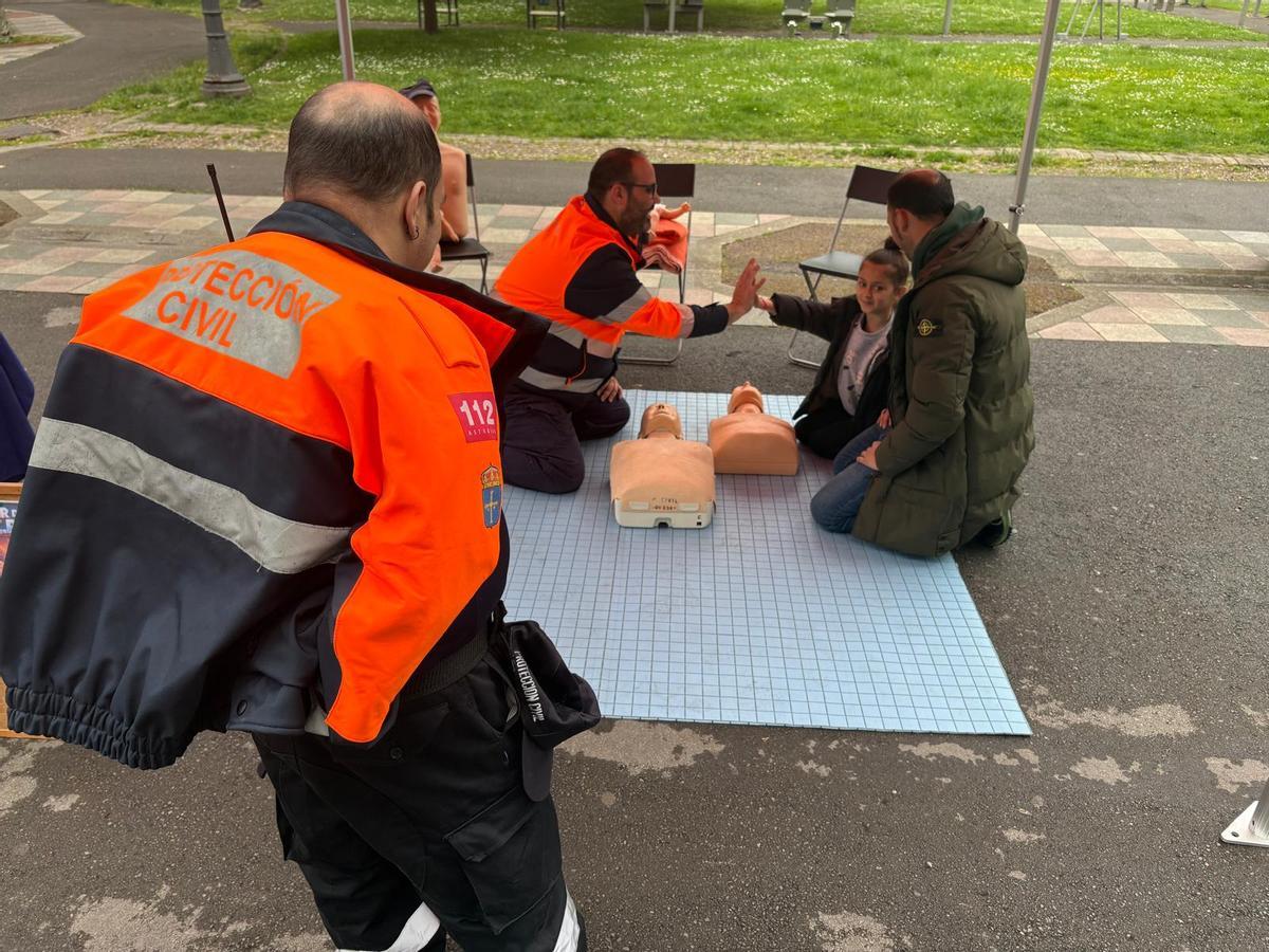 Taller de reanimación cardiopulmonar en el parque Dorado de Sama el Día del Voluntariado de Protección Civil