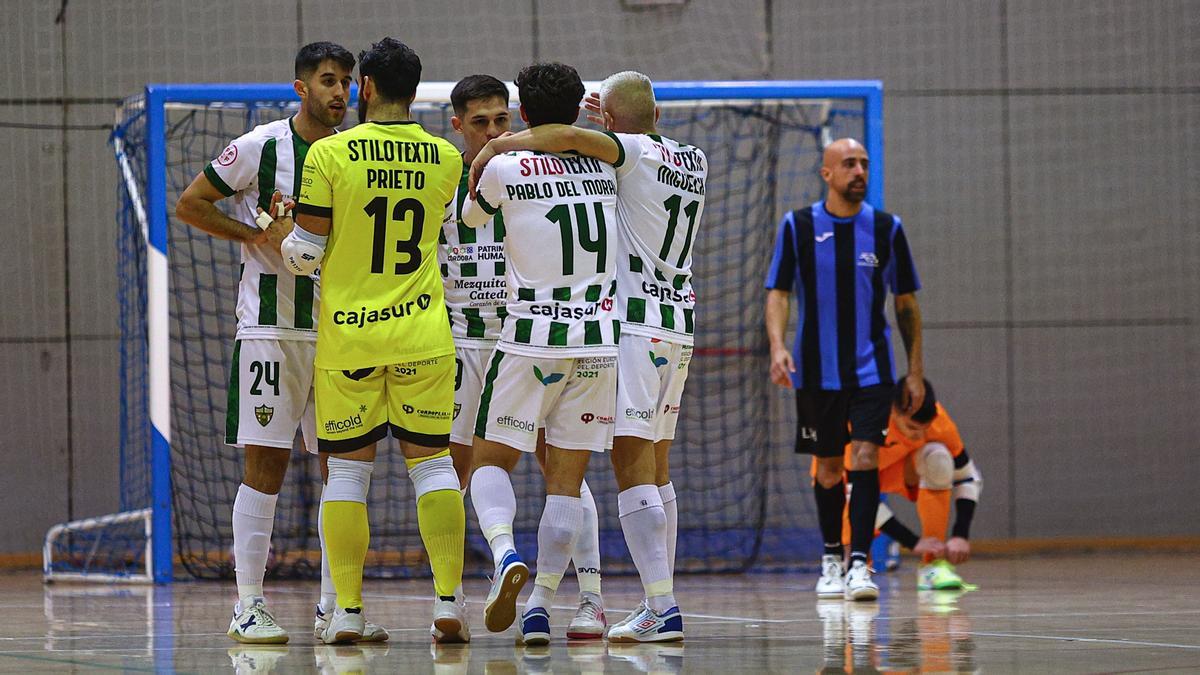 Los jugadores del Córdoba Futsal celebran uno de sus goles en la Copa del Rey en Hospitalet.