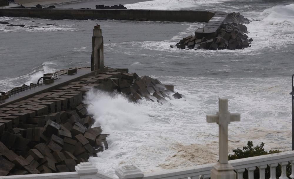 Oleaje en la costa de Luarca.