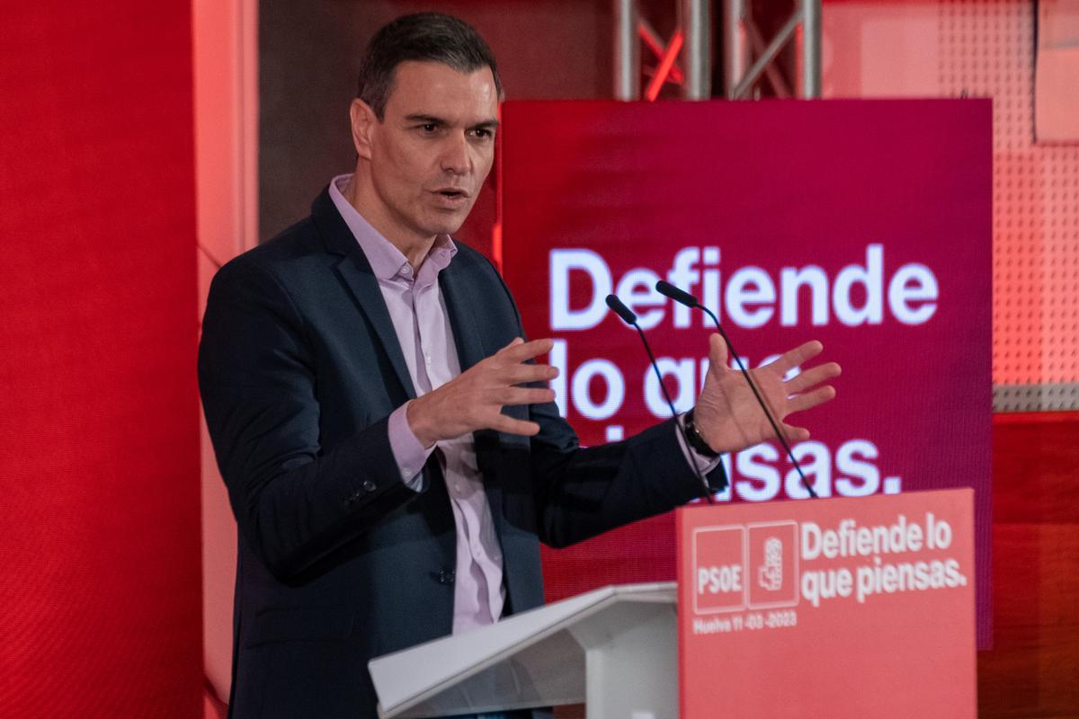 HUELVA, 11/03/2023.- El secretario general del PSOE y presidente del Gobierno, Pedro Sánchez, durante su intervención en la clausura de la Convención Municipal de Andalucía, celebrada este sábado en la Facultad de Humanidades de la universidad de Huelva. EFE/Julián Pérez