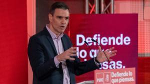 HUELVA, 11/03/2023.- El secretario general del PSOE y presidente del Gobierno, Pedro Sánchez, durante su intervención en la clausura de la Convención Municipal de Andalucía, celebrada este sábado en la Facultad de Humanidades de la universidad de Huelva. EFE/Julián Pérez