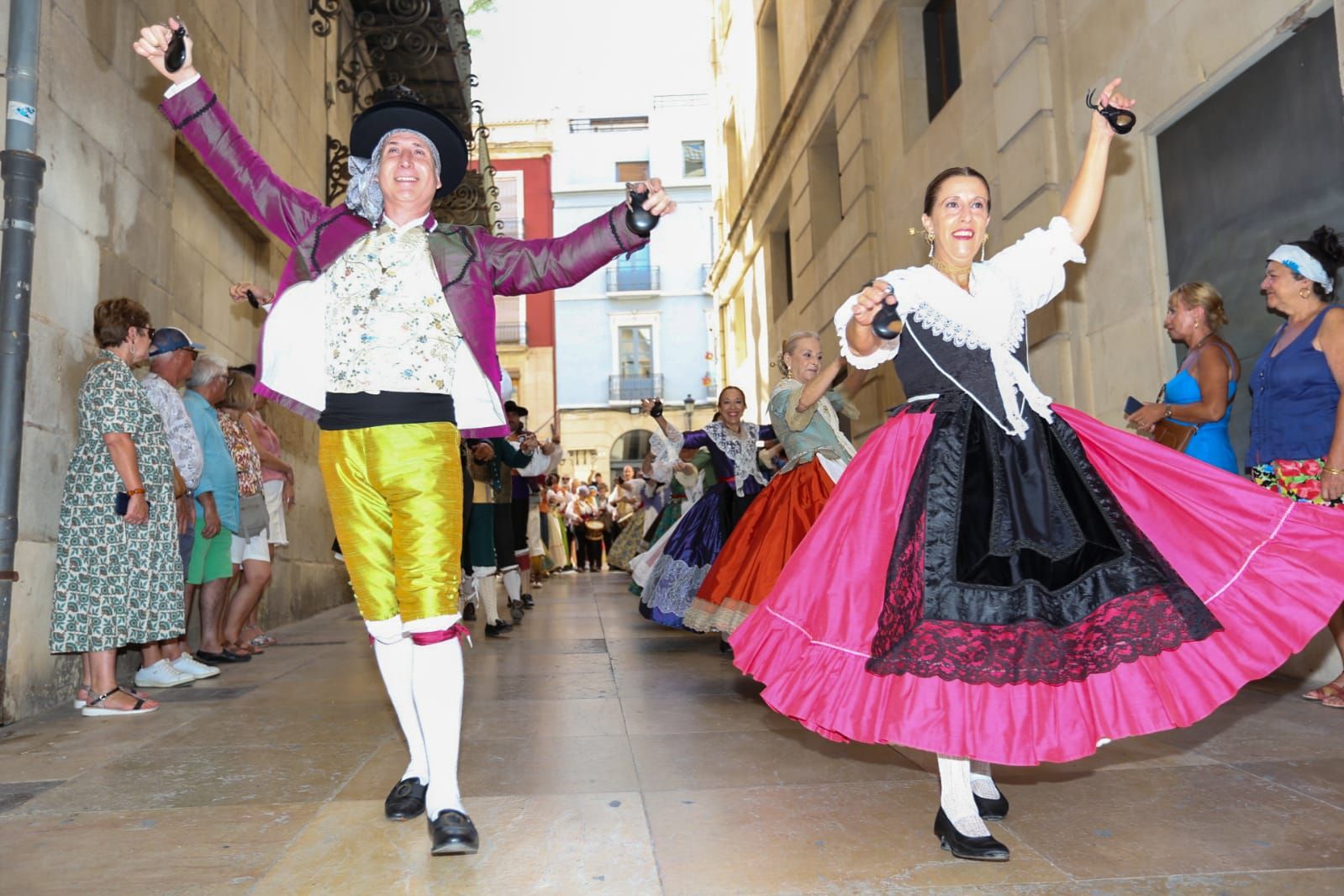 Dansà en torno a la Hoguera Oficial