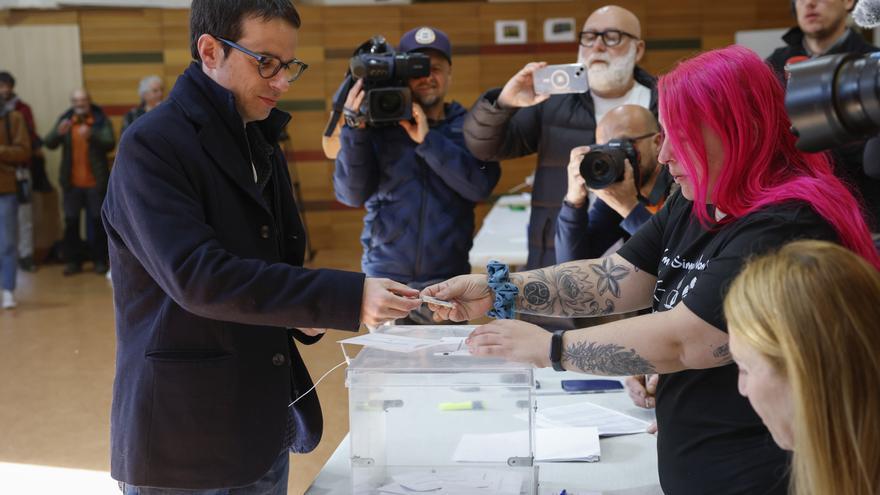 Pello Otxandiano (EH Bildu) vota entre aplausos en Vizcaya: &quot;Hace un día espléndido para poner en marcha un cambio político&quot;