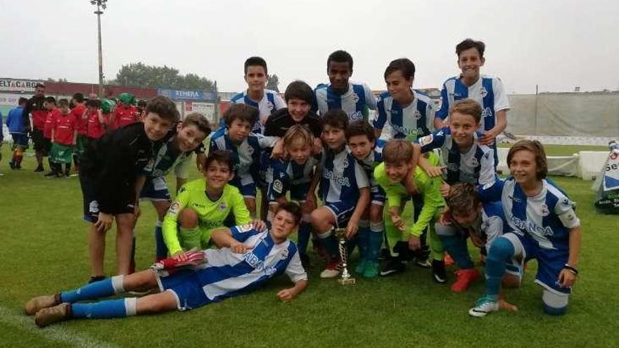 Los jugadores alevines del Deportivo celebran su victoria. // José A. Díaz