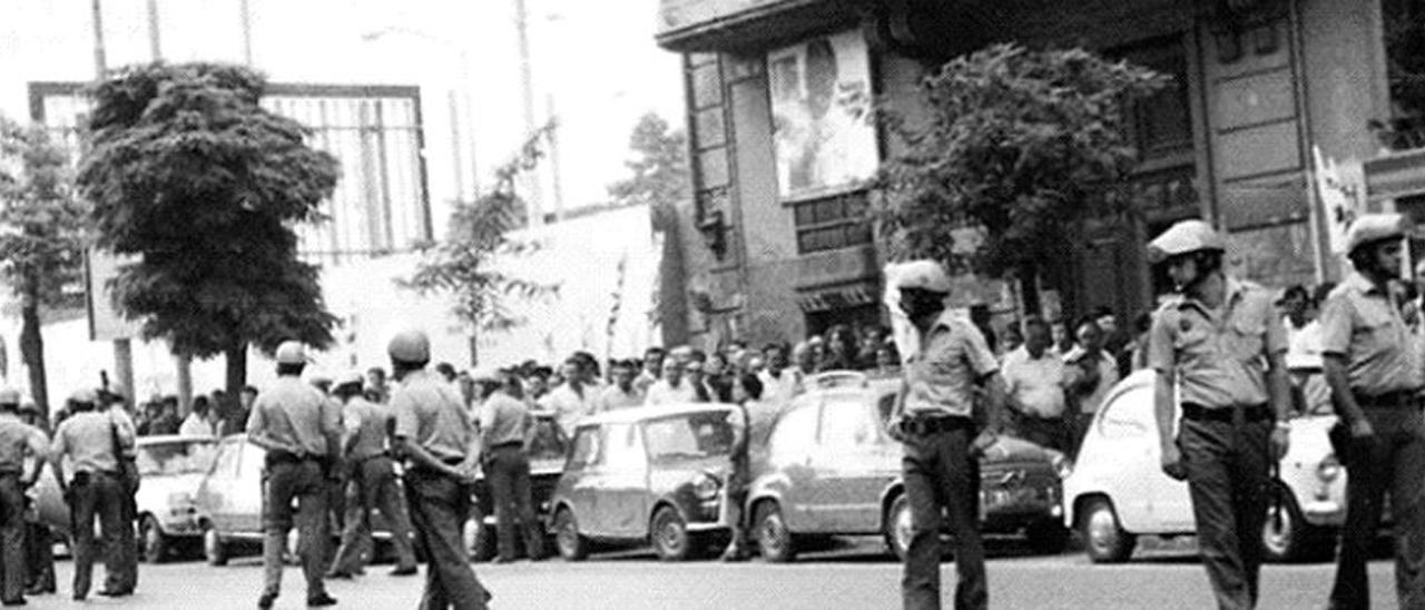 Policías en las calles de València hace 50 años.