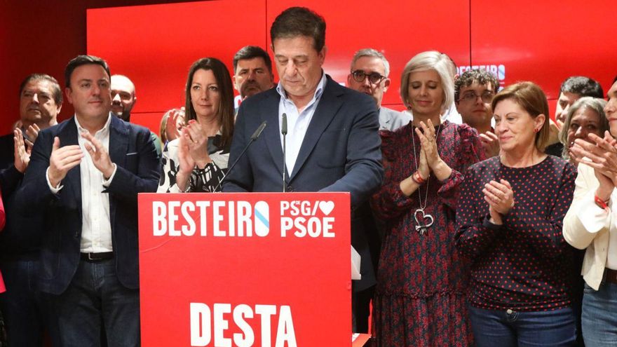 Besteiro, ayer, en la sede del PSdeG, rodeado de cargos del partido.