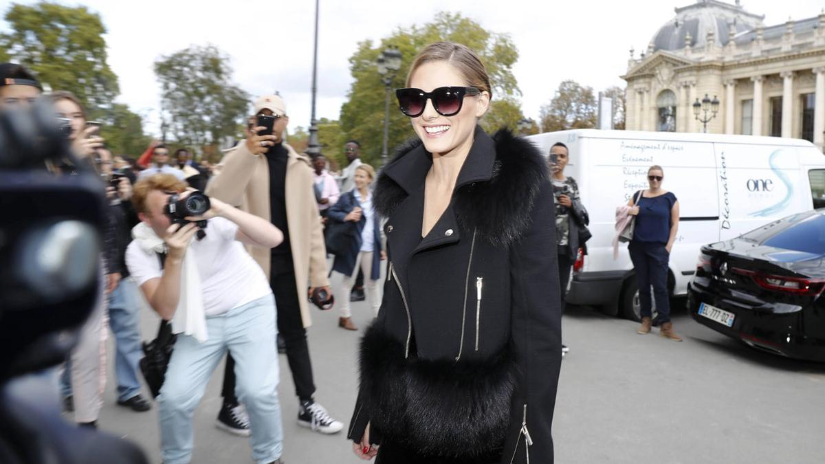 El look de Olivia Palermo con falda de terciopelo