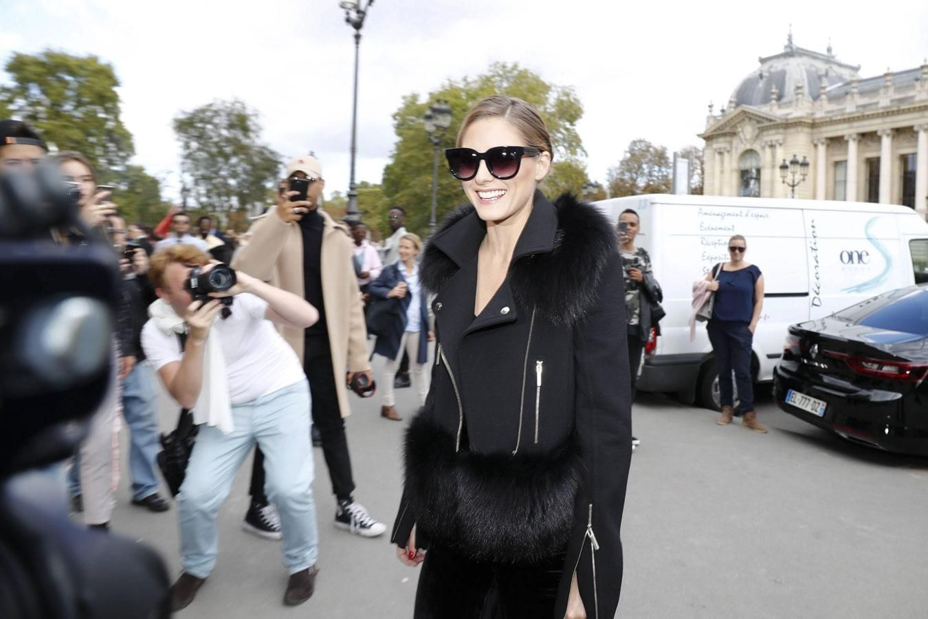Olivia Palermo con abrigo negro de pelo