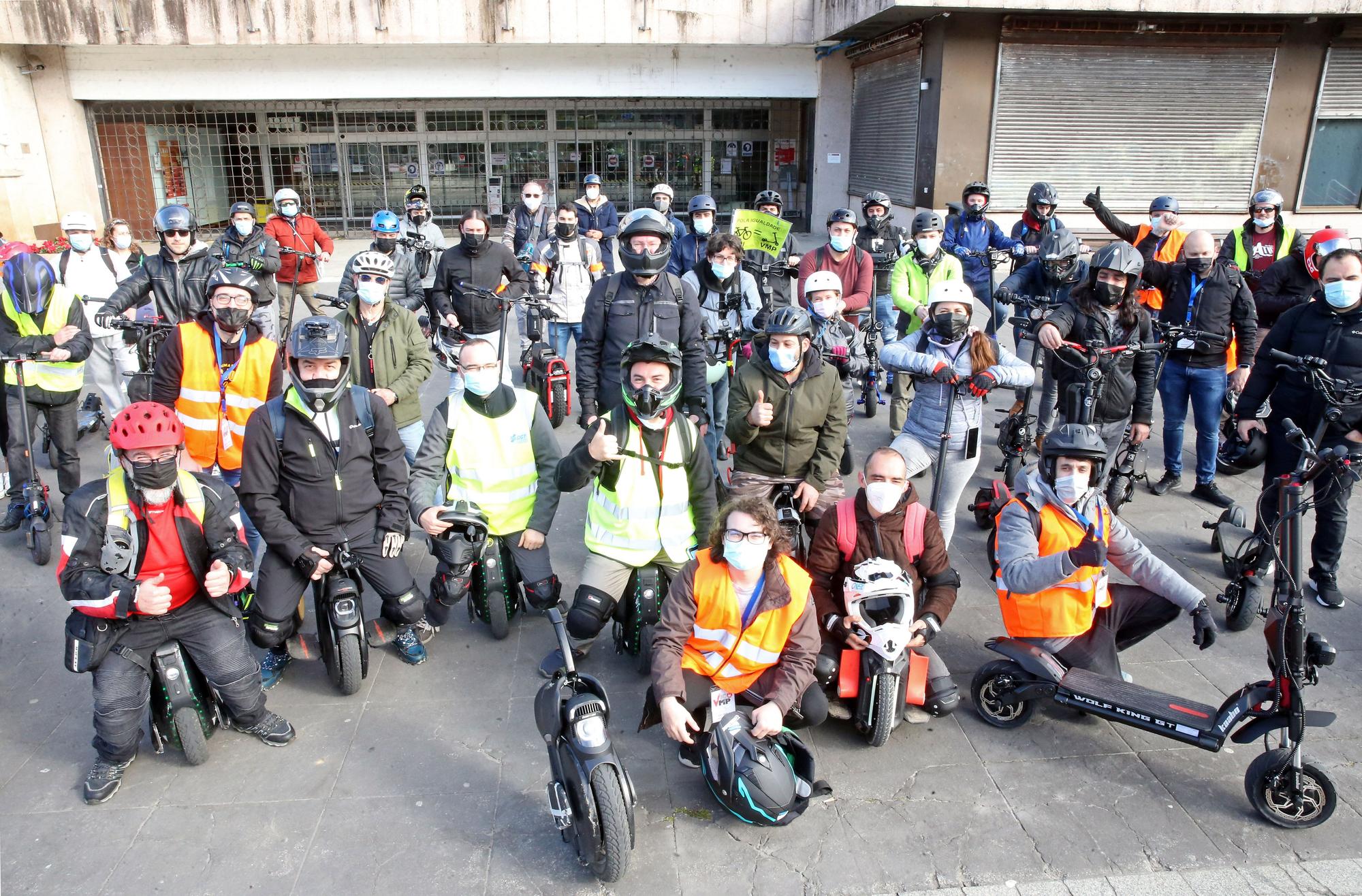 Medio centenar de personas se concentran en Vigo contra la "sobrerregulación" de Vehículos de Movilidad Personal