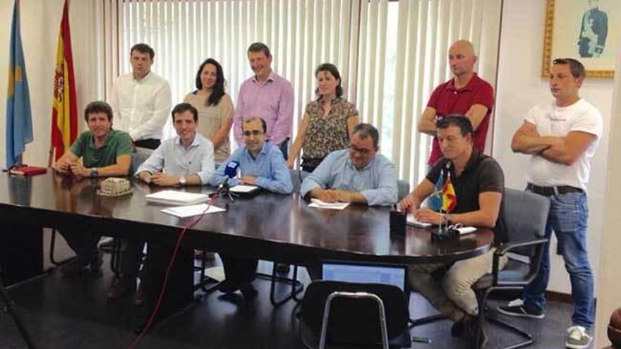 Representantes socialistas del Suroccidente, cargos del partido y miembros del sindicato SOMA-FITAG-UGT, ayer, en el Ayuntamiento de Degaña.