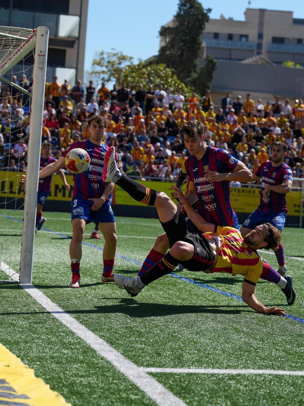 Un jugador del Sant Andreu intenta rematar antes dos defensas del Poblense