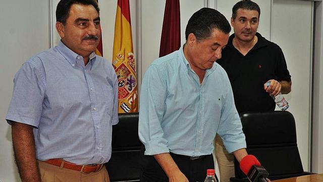 Los exediles Francisco Rodríguez, a la izquierda, y Manuel Illán, a la derecha, junto a Javier Pérez, en el centro.