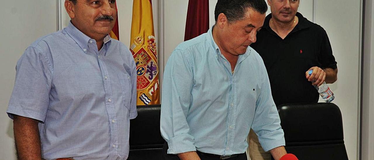 Los exediles Francisco Rodríguez, a la izquierda, y Manuel Illán, a la derecha, junto a Javier Pérez, en el centro.