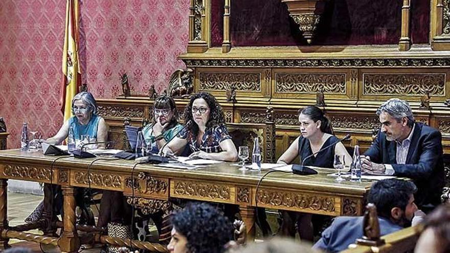 Catalina Cladera, durante el pleno de ayer, flanqueada por sus vicepresidentas Bel Busquets y Aurora Ribot.