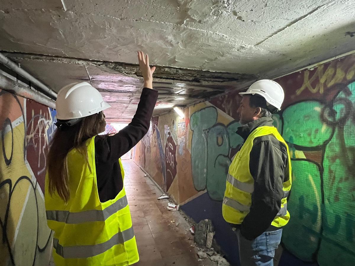 Visita de la vicealcaldesa al túnel peatonal entre San Basilio y San Antón tras la incidencia.