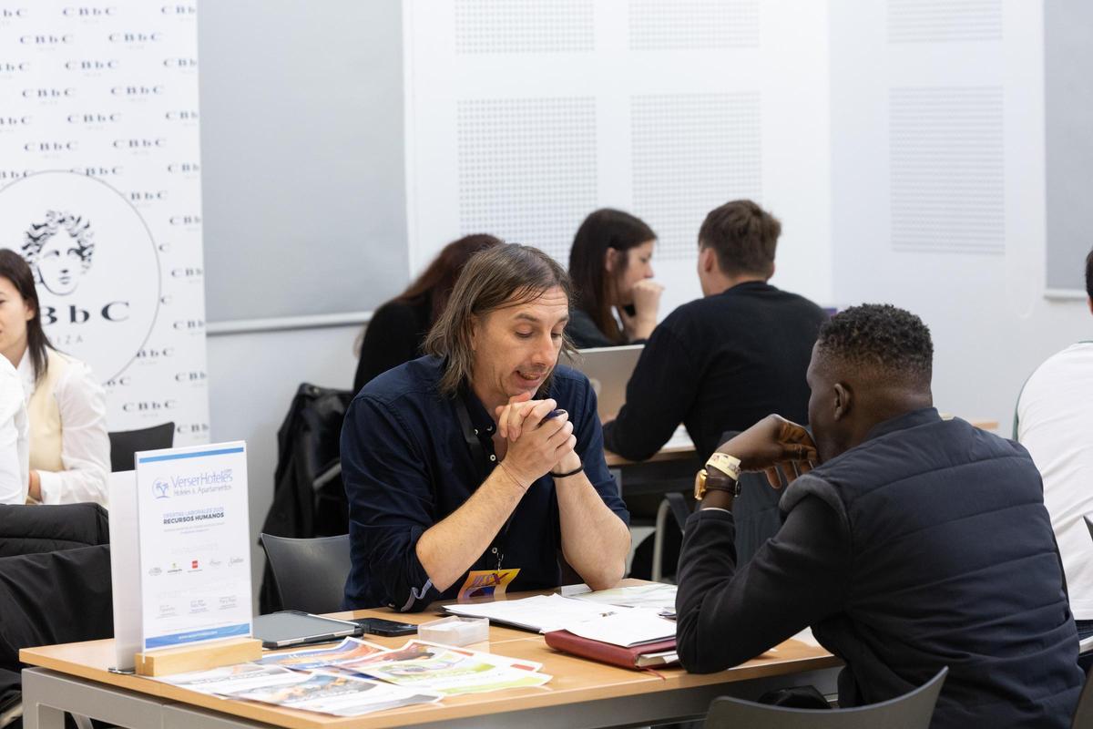 Participantes haciendo entrevistas en la feria 'Ves x feina' del año pasado