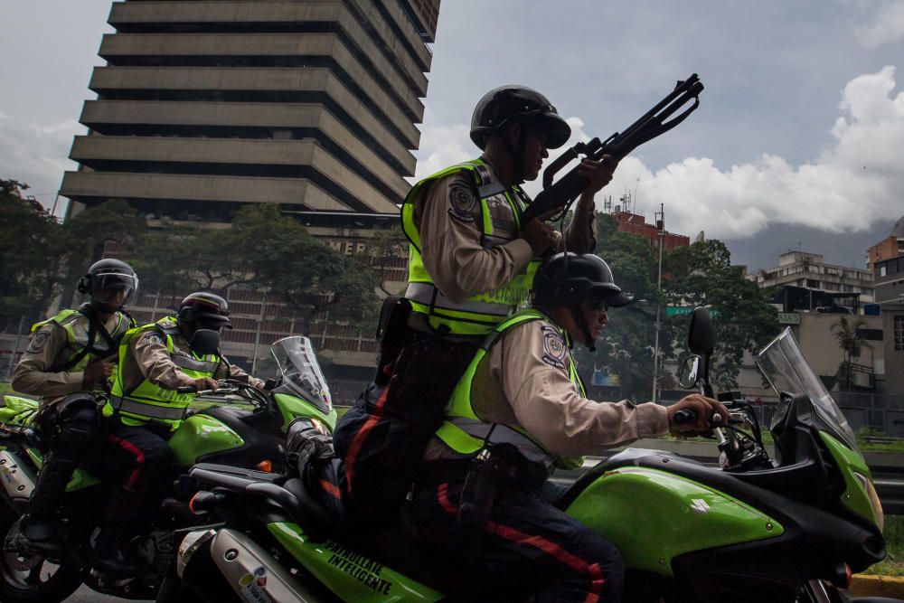 Las fuerzas de seguridad venezolanas han lanzado gases lacrimógenos para intentar desalojar a los opositores.
