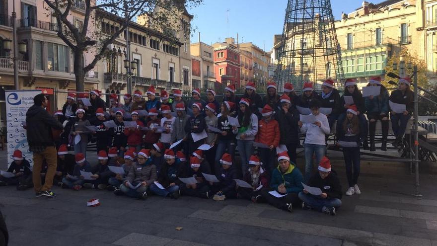 Alumnes de les Escolàpies en una cantada solidària