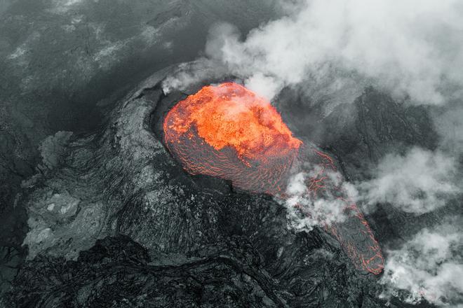 Volcán expulsando lava