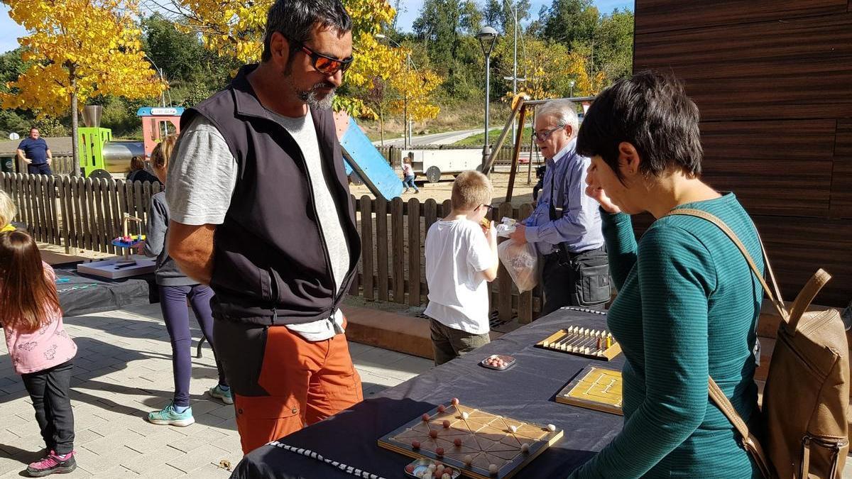 Aficionats als jocs en plena partida al certamen berguedà