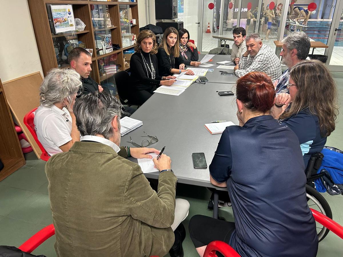 Un momento de la reunión mantenida Conchita Méndez con los representantes de los clubes.