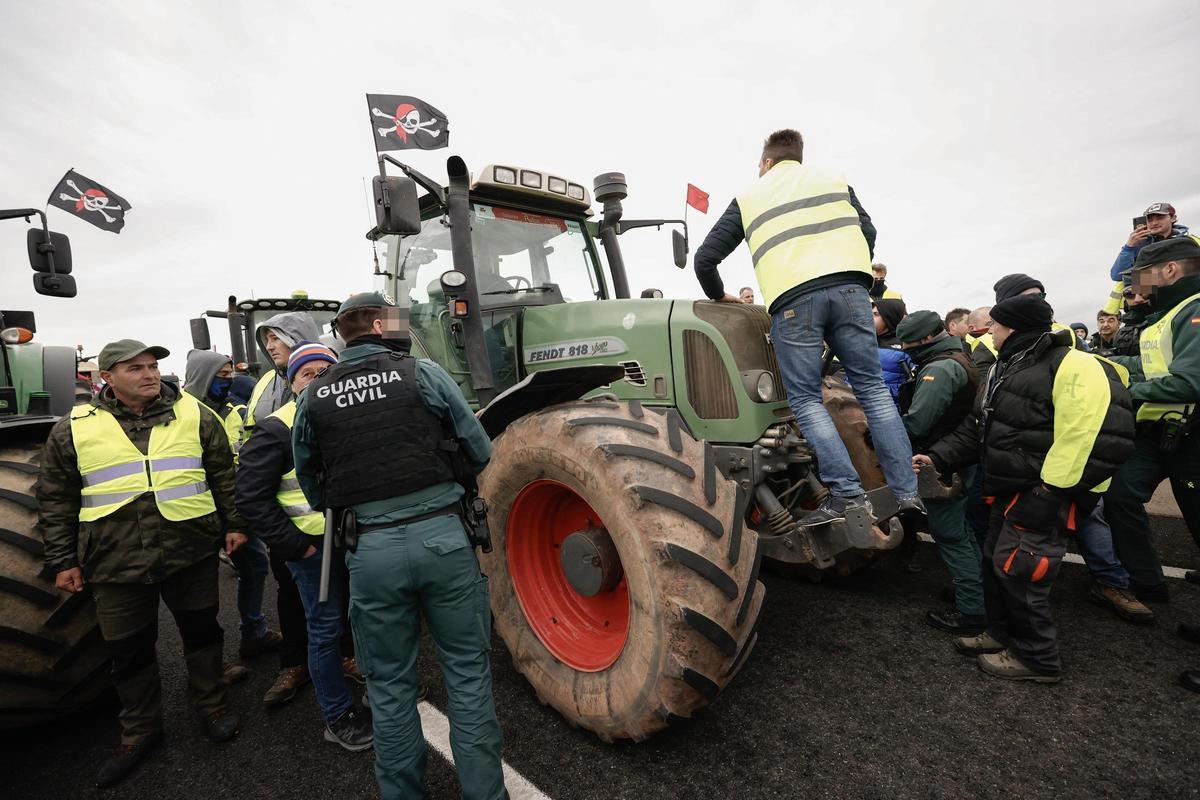 Situación tensa entre agricultores y Guardia Civil en el acceso a Pamplona