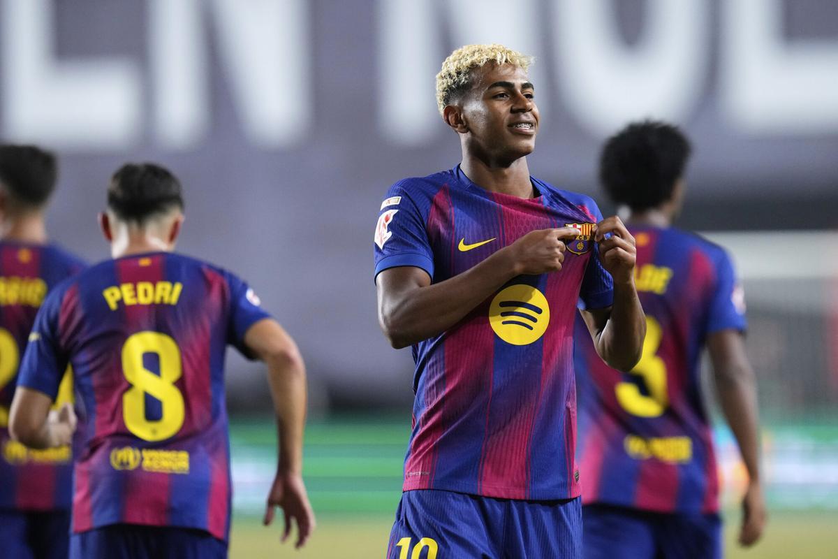 Barcelona's Lamine Yamal celebrates after scoring the opening goal from the penalty spot during the Spanish La Liga soccer match between Rayo Vallecano and FC Barcelona at the Vallecas stadium in Madrid, Spain, Sunday, Aug. 31, 2025. (AP Photo/Manu Fernandez)