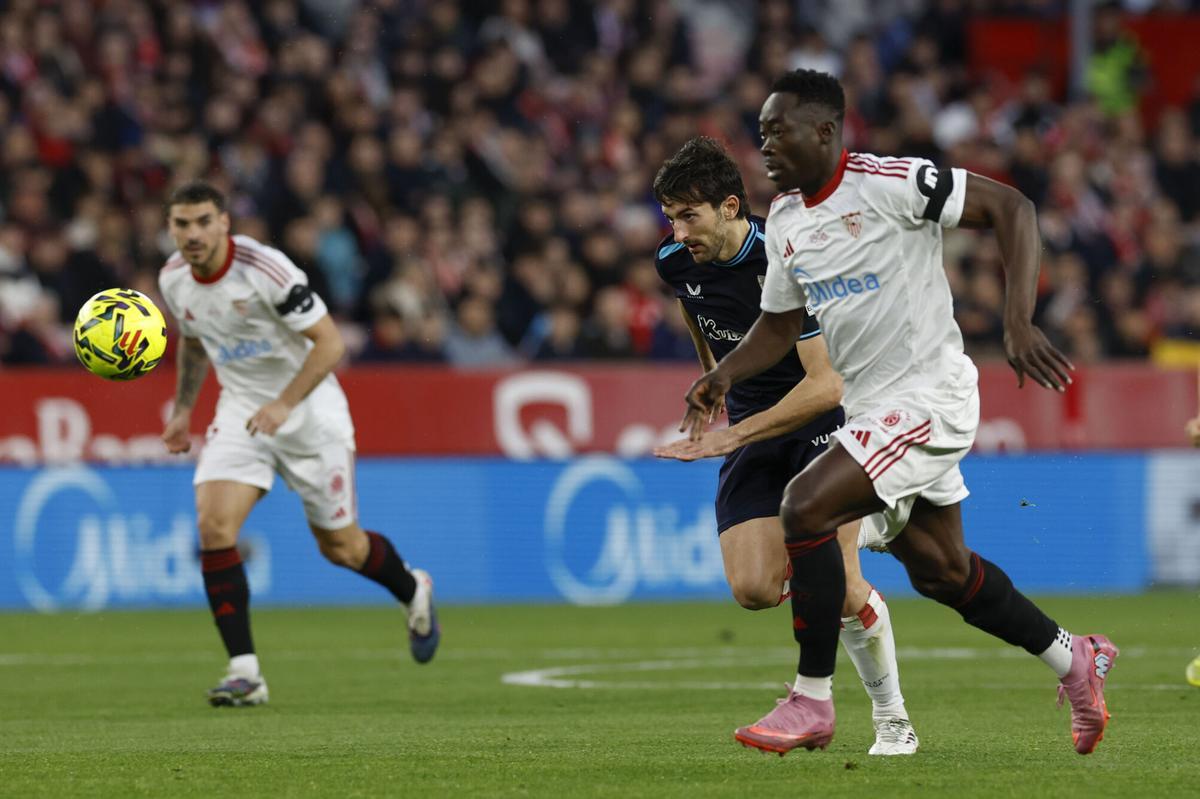 Akor Adams persigue el balón durante el partido correspondiente a la jornada 21 de LaLiga EA Sports que disputaron en el estadio Sánchez-Pizjuán