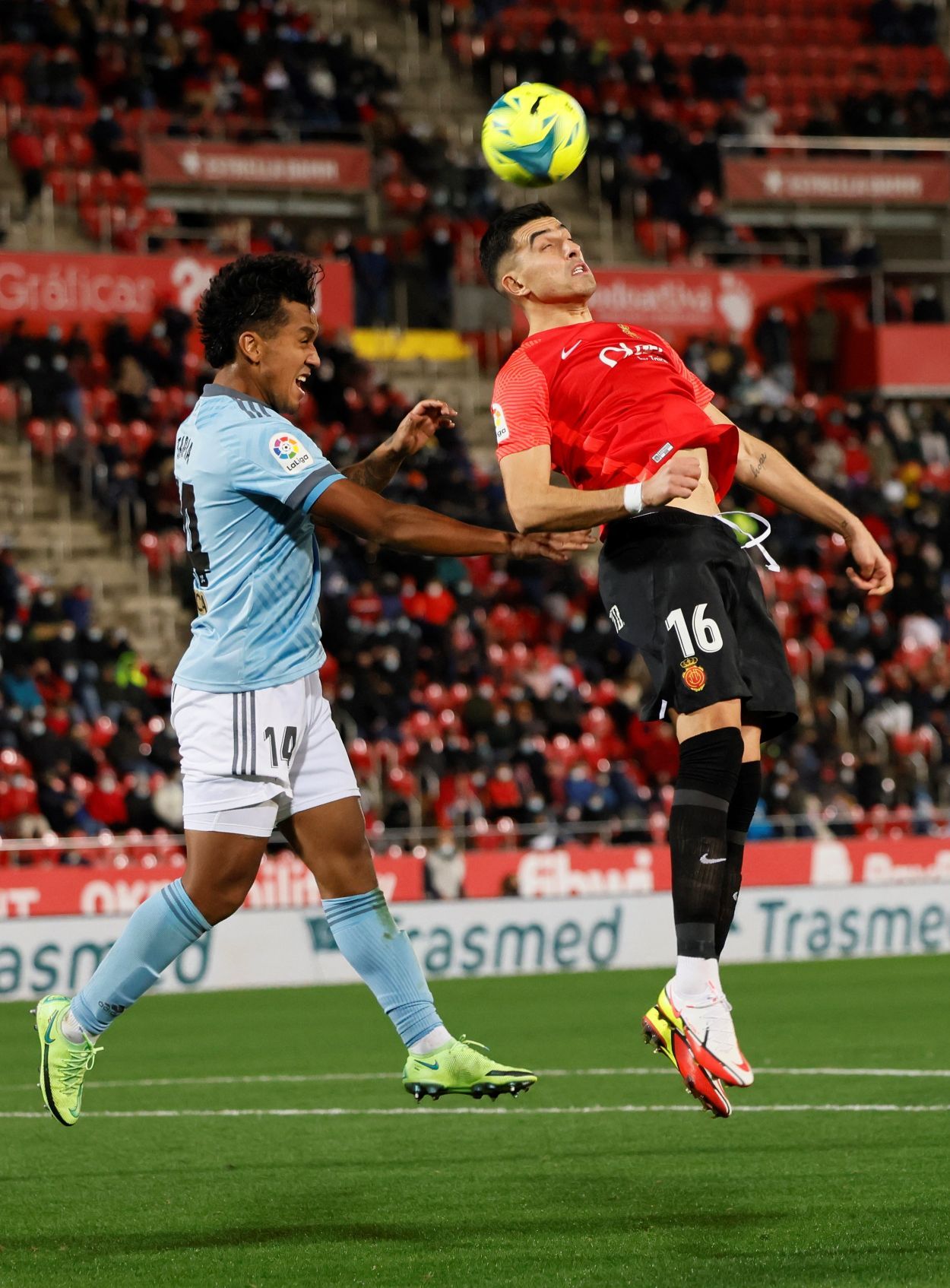 Las mejores imágenes del partido (y del viento) entre el Mallorca y el Celta