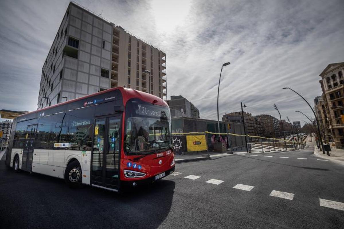 El 7 coge el tramo de calle que inicialmente quedó demasiado estrecho para un articulado y que ha sido reformado.