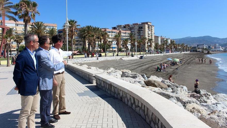 El presidente del Puerto, Paulino Plata, y el director, José Moyano, visitan la zona donde se ha aportado arena.