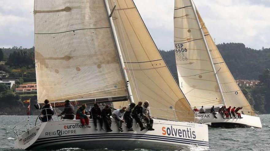 El &#039;Solventis&#039; y el &#039;Mirfak&#039;, en uno de los momentos de la jornada de ayer en la ría de Sada.