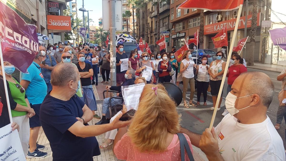 Concentración de  protesta de trabajadores de los centros de mayores de la provincia frente a la Sede provincial AERTE