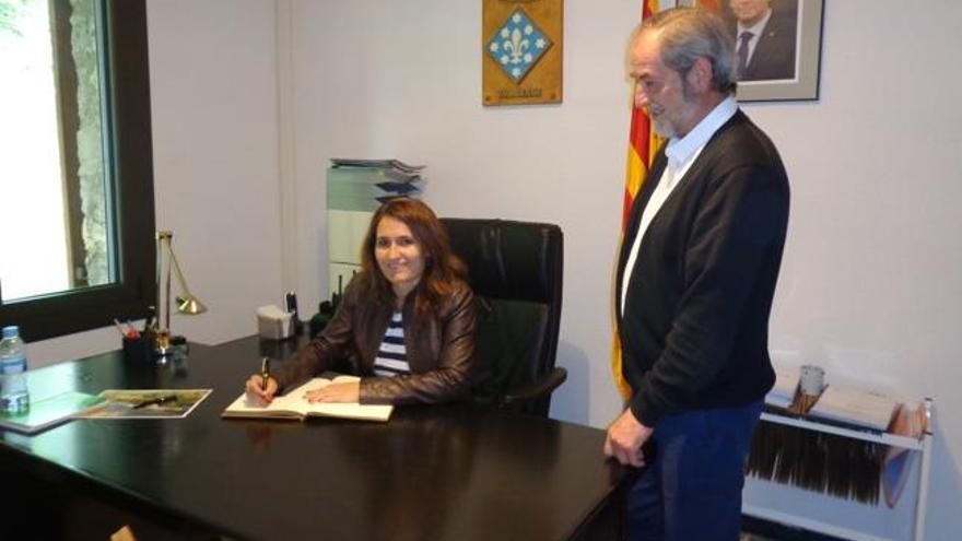 La delegada signa el llibre d&#039;honor de Vallcebre acompanyada del batlle Lluís Cadena