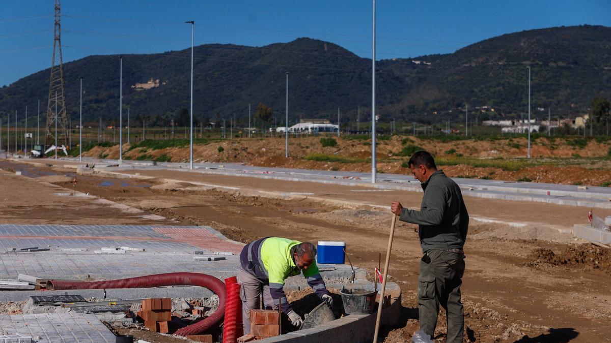 Dos trabajadores en la obra de urbanización del futuro barrio de Huerta de Santa Isabel Oeste.