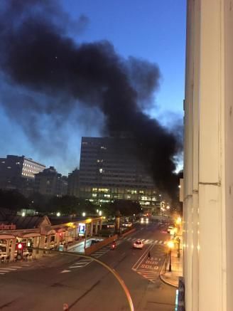 Un coche arde en la plaza de Pontevedra