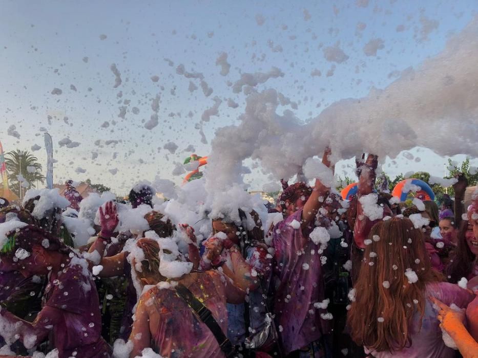 Un millar de personas disfrutan de los ''polvos holi'' en San Pedro