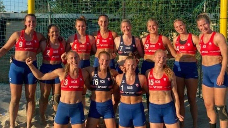 La selección noruega de balonmano playa femenino.