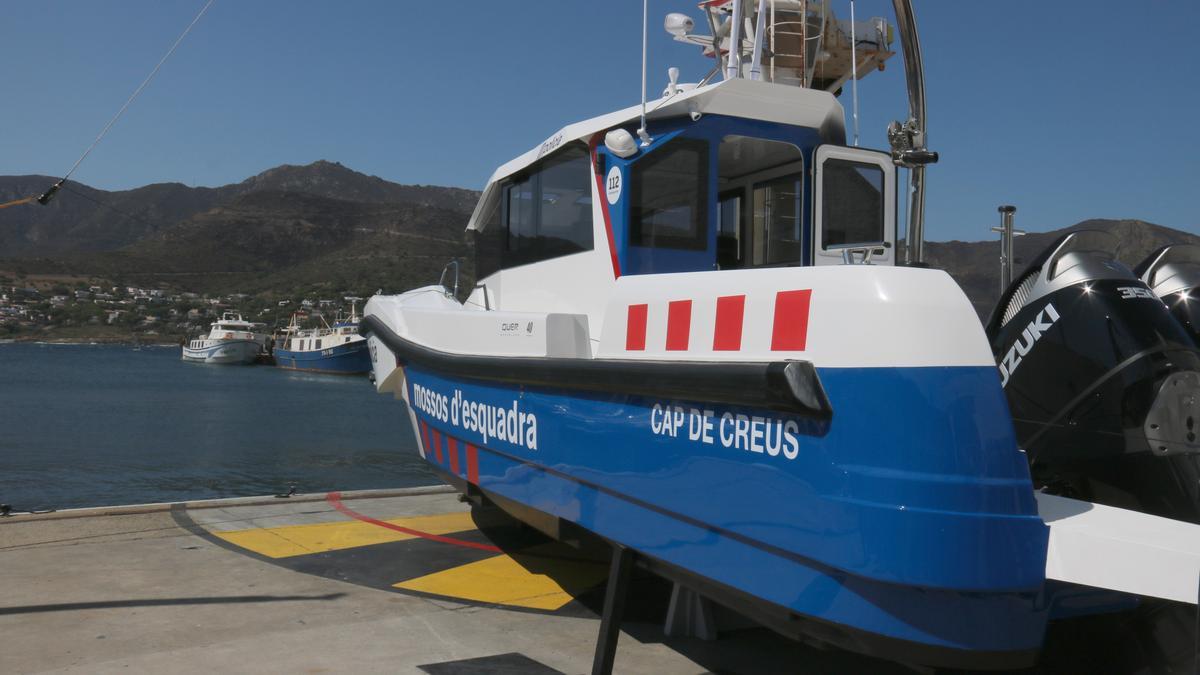 L&#039;embarcació dels Mossos en el moment d&#039;entrar a l&#039;aigua