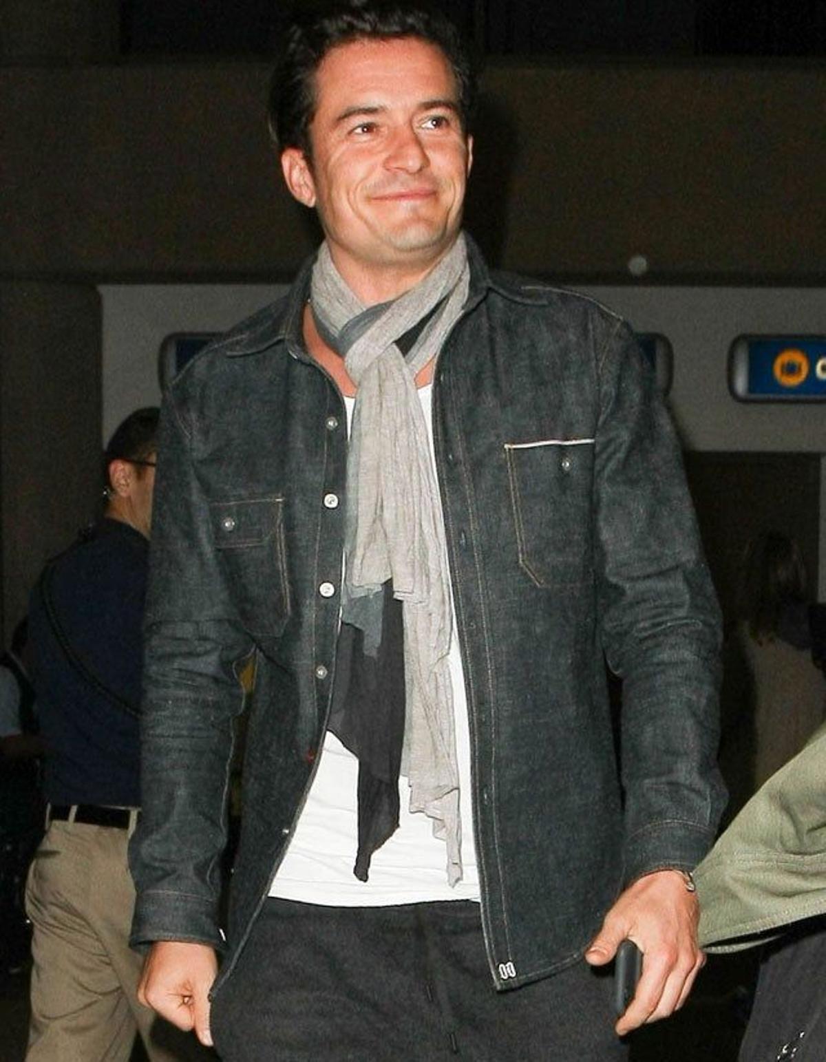 Orlando Bloom no pierde la sonrisa, a pesar de la presencia de los fotógrafos en el aeropuerto de Los Ángeles