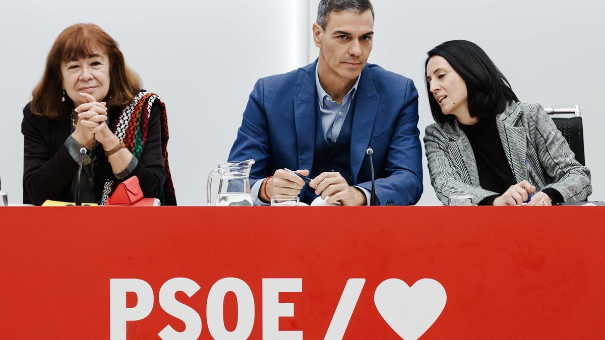 La presidenta del PSOE, Cristina Narbona, el presidente del Gobierno, Pedro Sánchez, y la Secretaria de Organización del PSOE, Rebeca Torró Soler, durante una reunión de la Comisión Ejecutiva Federal del PSOE.