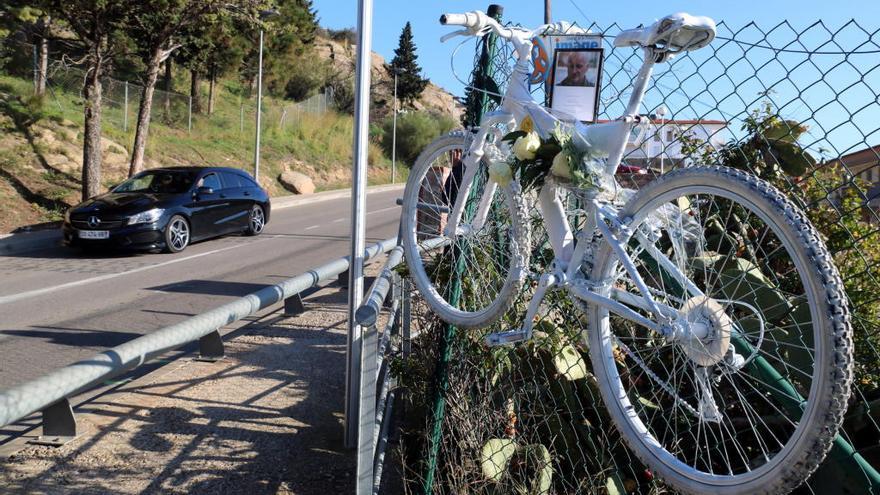 La bicicleta blanca, un ram de flors i la foto del ciclista atropellat mortalment a Roses