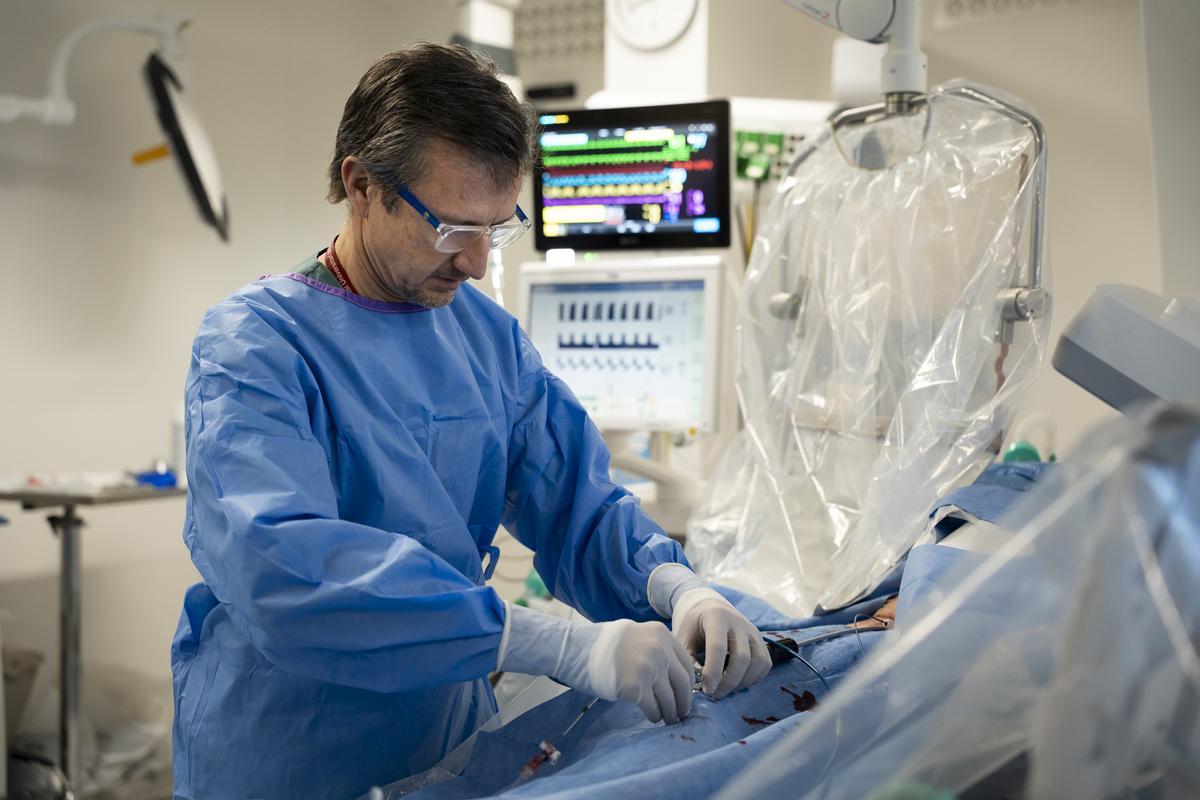 El doctor Ignasi Anguera, realizando la intervención frente a la fibrilacón auricular con la nueva técnica