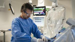 El doctor Ignasi Anguera, realizando la intervención frente a la fibrilacón auricular con la nueva técnica